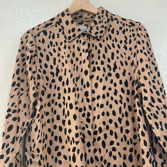 CHICOS WOMENS BUTTON DOWN BLOUSE LEOPARD PRINT LIGHTWEIGHT SZ 1(8/10) - Picture 3 of 14